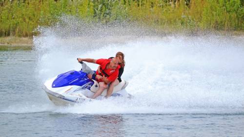 Jetskizés Budapest szélén a Fundy tavon nagyméretű zárt jetski pályákon 2