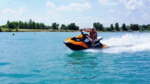 Jetskizés Budapest szélén a Fundy tavon nagyméretű zárt jetski pályákon 5