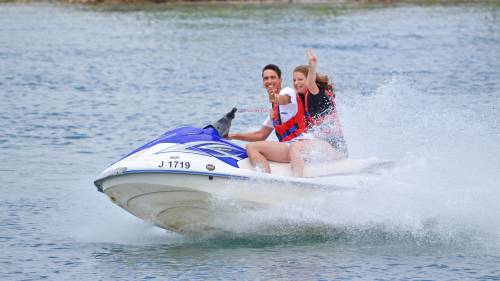 Jetskizés Budapest szélén a Fundy tavon nagyméretű zárt jetski pályákon 6