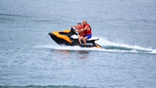 Jetskizés Budapest szélén a Fundy tavon nagyméretű zárt jetski pályákon 7