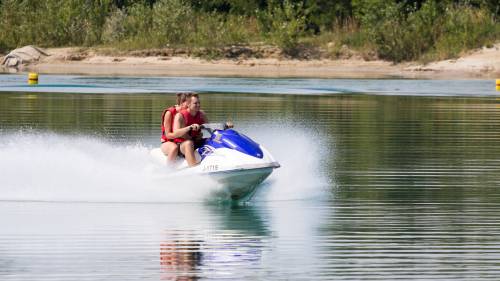 Jetskizés Budapest szélén a Fundy tavon nagyméretű zárt jetski pályákon 8