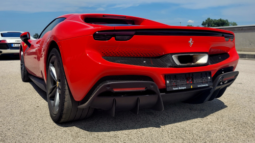 Ferrari 296 GTB élményvezetés Ausztriában Párndorf mellett 1